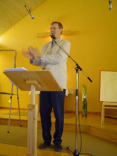 Per Axelsson, Söderhamn försöker lära de ca 90 anmälda deltagarna bibelns händelser i kronologisk ordning med hjälp av rörelser.